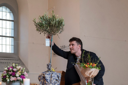 Jonas Meier im Paradiesgarten. Die Gummibärenschlange wird in in den Ölbaum gesetzt ...