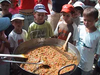 Kinderlager grosse Pfanne — Bild von Haru Vetsch.
Zur Verfügung gestellt von www.kirchenweb.ch -
Internet- und Kommunikationsplattform für Kirchen, Kirchgemeinden, Pfarreien und kirchliche Organisationen.