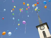 Kirche mit Ballonen — Bild von der Kirchgemeinde Diesbach - www.kirche-diessbach.ch.
Zur Verfügung gestellt von www.kirchenweb.ch -
Internet- und Kommunikationsplattform für Kirchen, Kirchgemeinden, Pfarreien und kirchliche Organisationen.