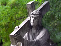 Friedhof: Jesus trägt sein Kreuz — Bild von bilderbox.com.
Zur Verfügung gestellt von www.kirchenweb.ch -
Internet- und Kommunikationsplattform für Kirchen, Kirchgemeinden, Pfarreien und kirchliche Organisationen.