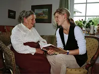 Hausbesuch — Bild von bilderbox.com.
Zur Verfügung gestellt von www.kirchenweb.ch -
Internet- und Kommunikationsplattform für Kirchen, Kirchgemeinden, Pfarreien und kirchliche Organisationen.