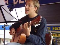 Gitarrenspieler — Bild von Haru Vetsch.
Zur Verfügung gestellt von www.kirchenweb.ch -
Internet- und Kommunikationsplattform für Kirchen, Kirchgemeinden, Pfarreien und kirchliche Organisationen.
