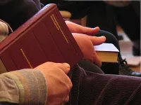 Kirchgesangbuch — Bild von Werner Näf.
Zur Verfügung gestellt von www.kirchenweb.ch -
Internet- und Kommunikationsplattform für Kirchen, Kirchgemeinden, Pfarreien und kirchliche Organisationen.