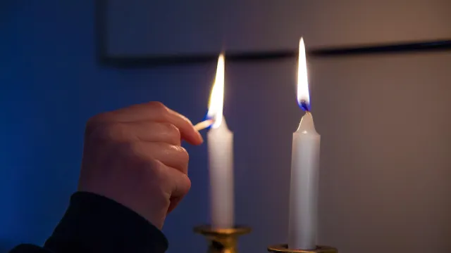light-white-flame-darkness-blue-candle-464524-pxhere.com (Foto: Robert Couse-Baker / pxhere) light-white-flame-darkness-blue-candle-464524-pxhere.com — https://pxhere.com/en/photo/464524 (Foto: Robert Couse-Baker / pxhere)
