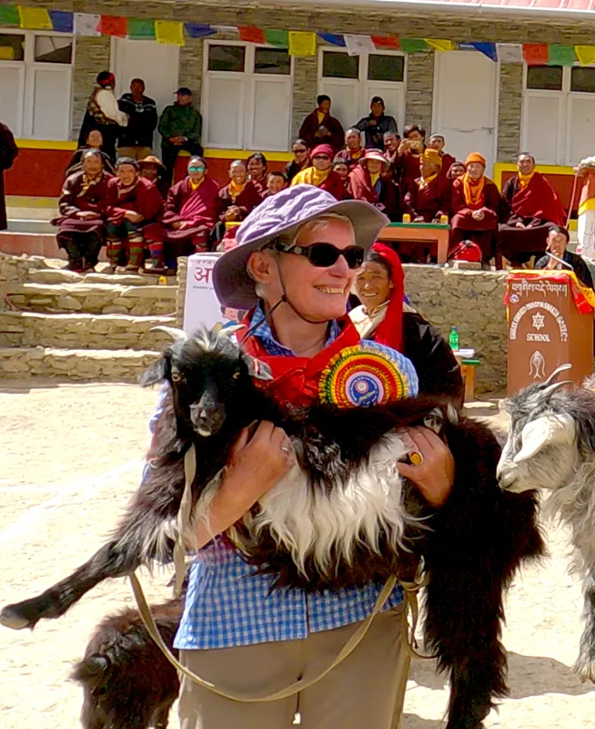 Sonngard Trindler mit ihrer gesegneten Ziege (Foto: Privatarchiv)