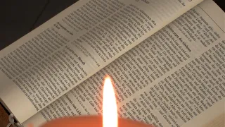 Bibel im Kerzenlicht (Foto: Werner N&auml;f)
