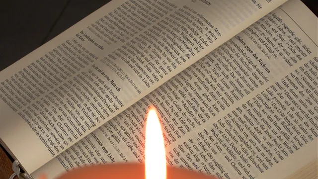 Bibel im Kerzenlicht (Foto: Werner Näf) Bibel im Kerzenlicht (Foto: Werner Näf)