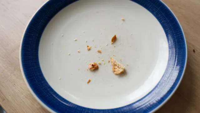 Teller_Brotkrümel (Foto: Leszek Ruszkowski) Teller_Brotkrümel (Foto: Leszek Ruszkowski)