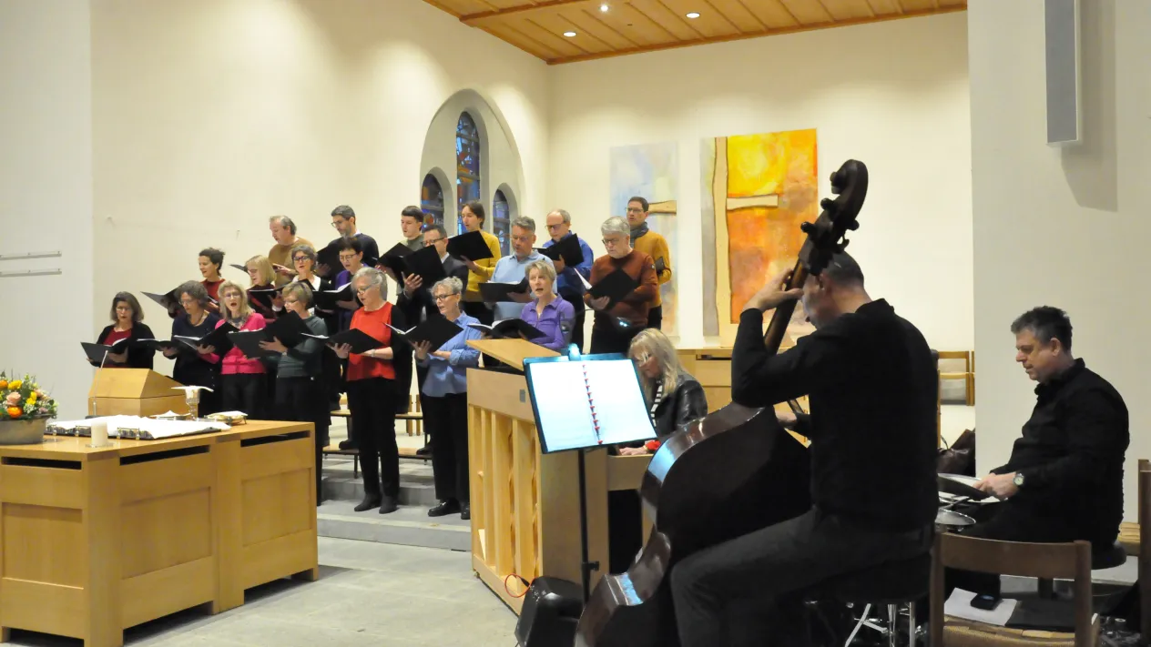 Gottesdienst mit Nidaros-Jazzmesse von B. Chillcott; Leitung Nina Haugen (am Klavier) (Foto: Patrick Moll) Gottesdienst mit Nidaros-Jazzmesse von B. Chillcott; Leitung Nina Haugen (am Klavier) (Foto: Patrick Moll)