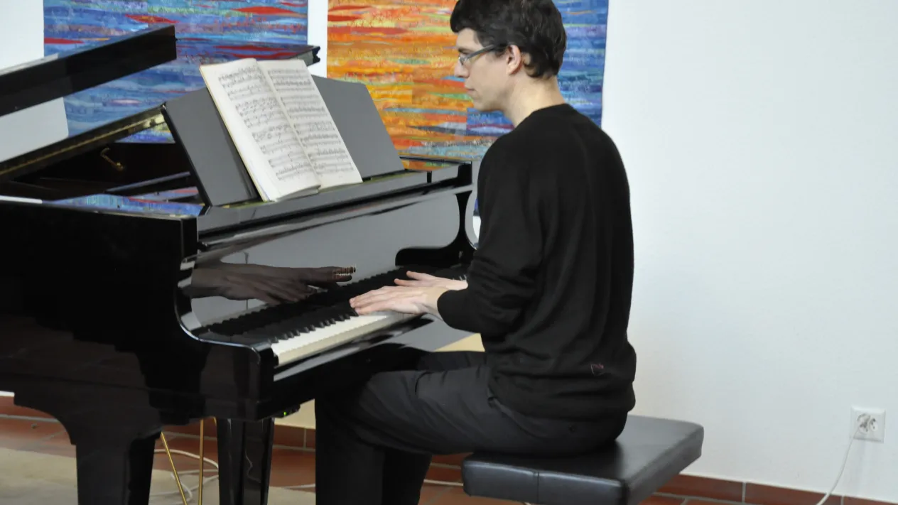 Rani Orenstein am Flügel in Kaiseraugst (Foto: Jutta Wurm) Rani Orenstein am Flügel in Kaiseraugst (Foto: Jutta Wurm)