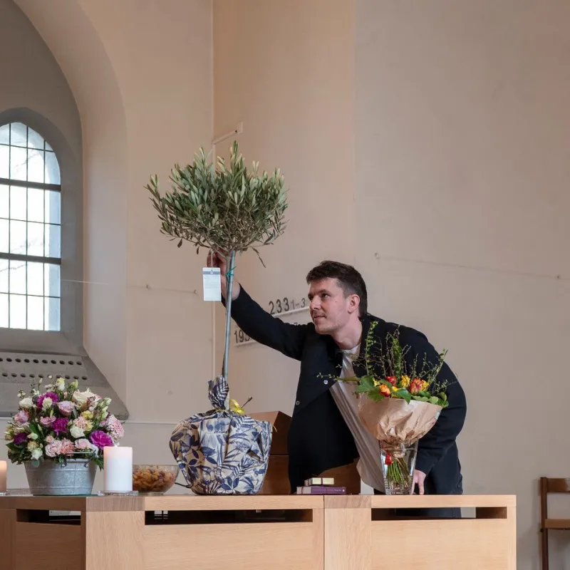 Jonas Meier im Paradiesgarten. Die Gummibärenschlange wird in in den Ölbaum gesetzt ... (Foto: Klaus-Christian Hirte) Jonas Meier im Paradiesgarten. Die Gummibärenschlange wird in in den Ölbaum gesetzt ... (Foto: Klaus-Christian Hirte)