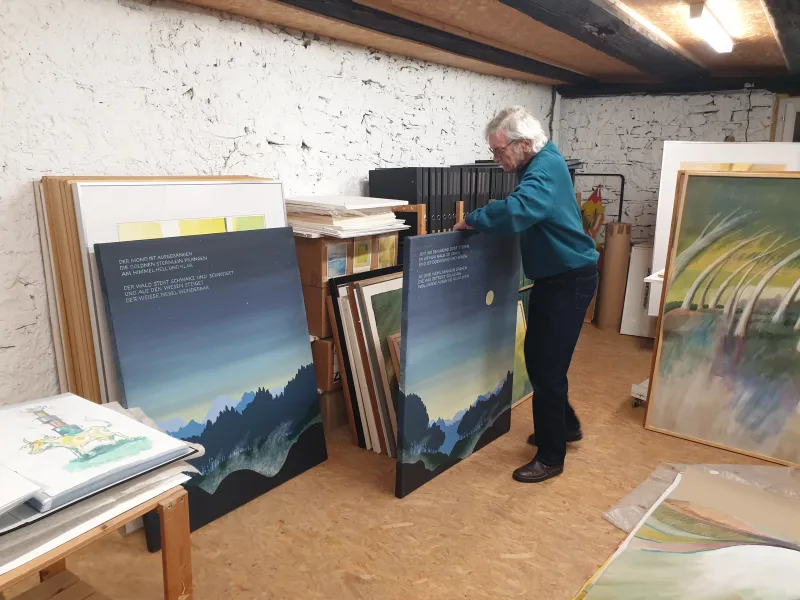 "Der Mond ist aufgegangen": "Der Mond ist aufgegangen": Viktor Hottinger mit Bildern seines Triptychons zum "Abendlied" von Matthias Claudius (Foto: Andreas Fischer)