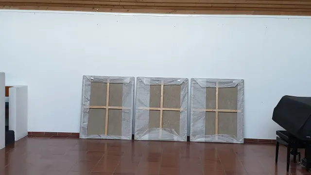 Triptychon zum "Abendlied", noch verpackt im Kirchgemeindehaus Kaiseraugst (Foto: Andreas Fischer) Triptychon zum "Abendlied", noch verpackt im Kirchgemeindehaus Kaiseraugst (Foto: Andreas Fischer)