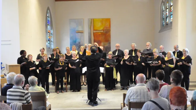 Gospelchor Rheinfelden (Foto: Jutta Wurm) Gospelchor Rheinfelden: Gospelchor Rheinfelden beim Auftritt bei den Sommerlichen Abendmusiken (Foto: Jutta Wurm)