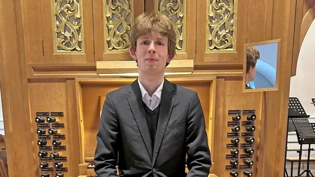 Vaclav Hrebec vor der Orgel in Rheinfelden (Foto: zVg) Vaclav Hrebec vor der Orgel in Rheinfelden (Foto: zVg)