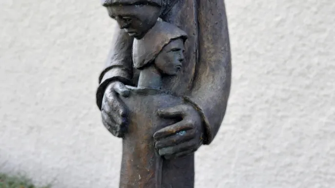 "zugeneigt": Skulptur vor dem Kirchgemeindehaus Kaiseraugst (Foto: Jutta Wurm)